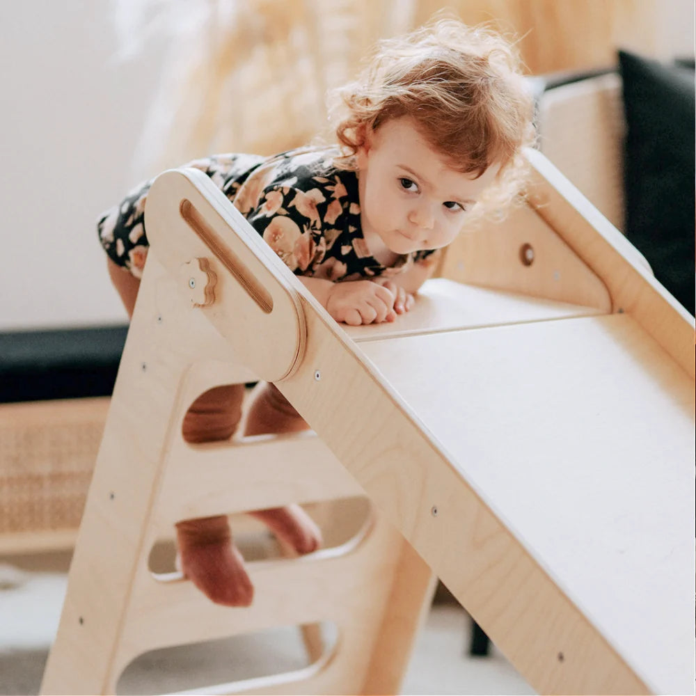 Isla Slide with Art Easel kinderhuis