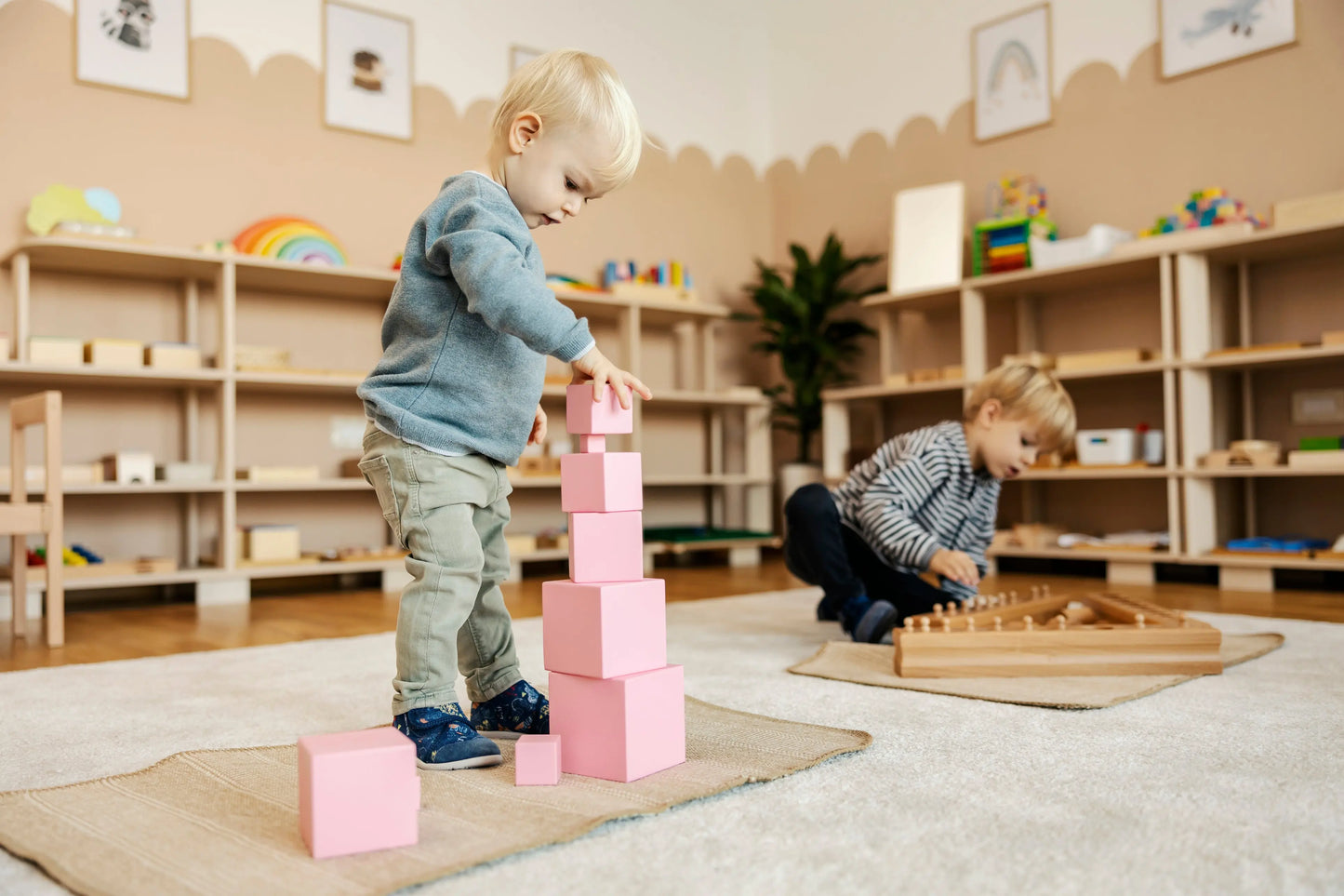Pink Tower with tray and paper SET kinderhuis