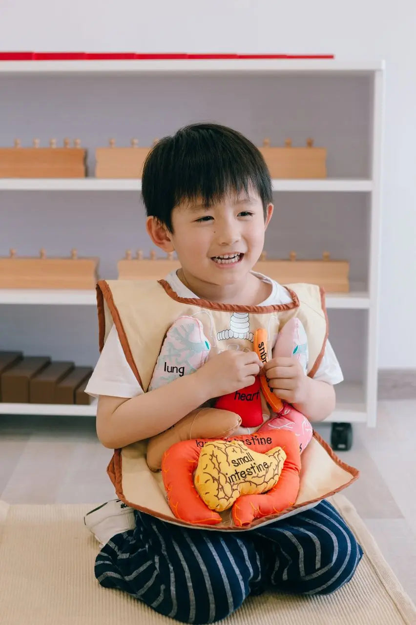 Tiku Apron with Velcro stick on Organs kinderhuis
