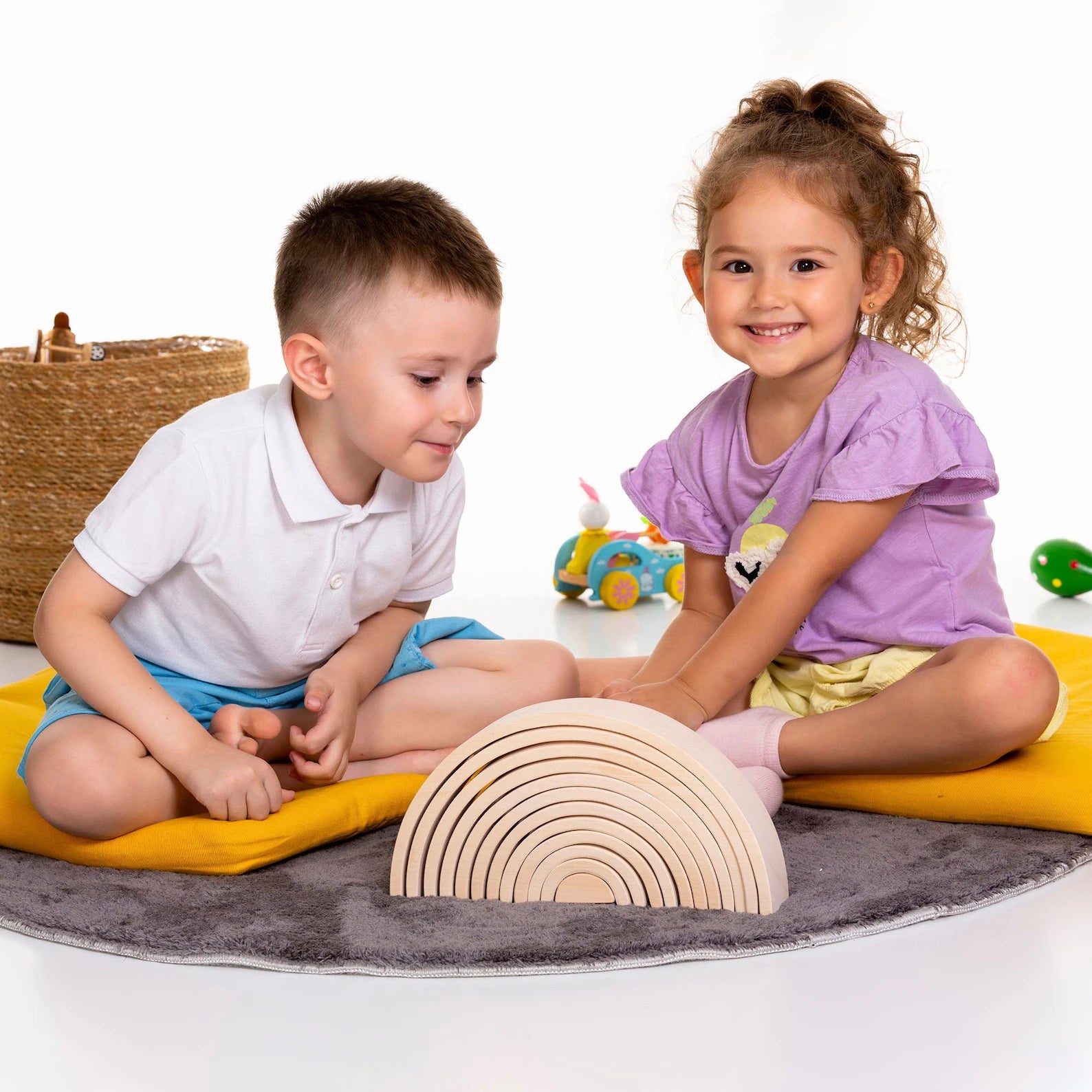 Natural wood rainbow stacker kinderhuis