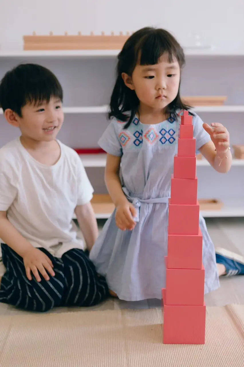 Pink Tower with tray and paper SET kinderhuis