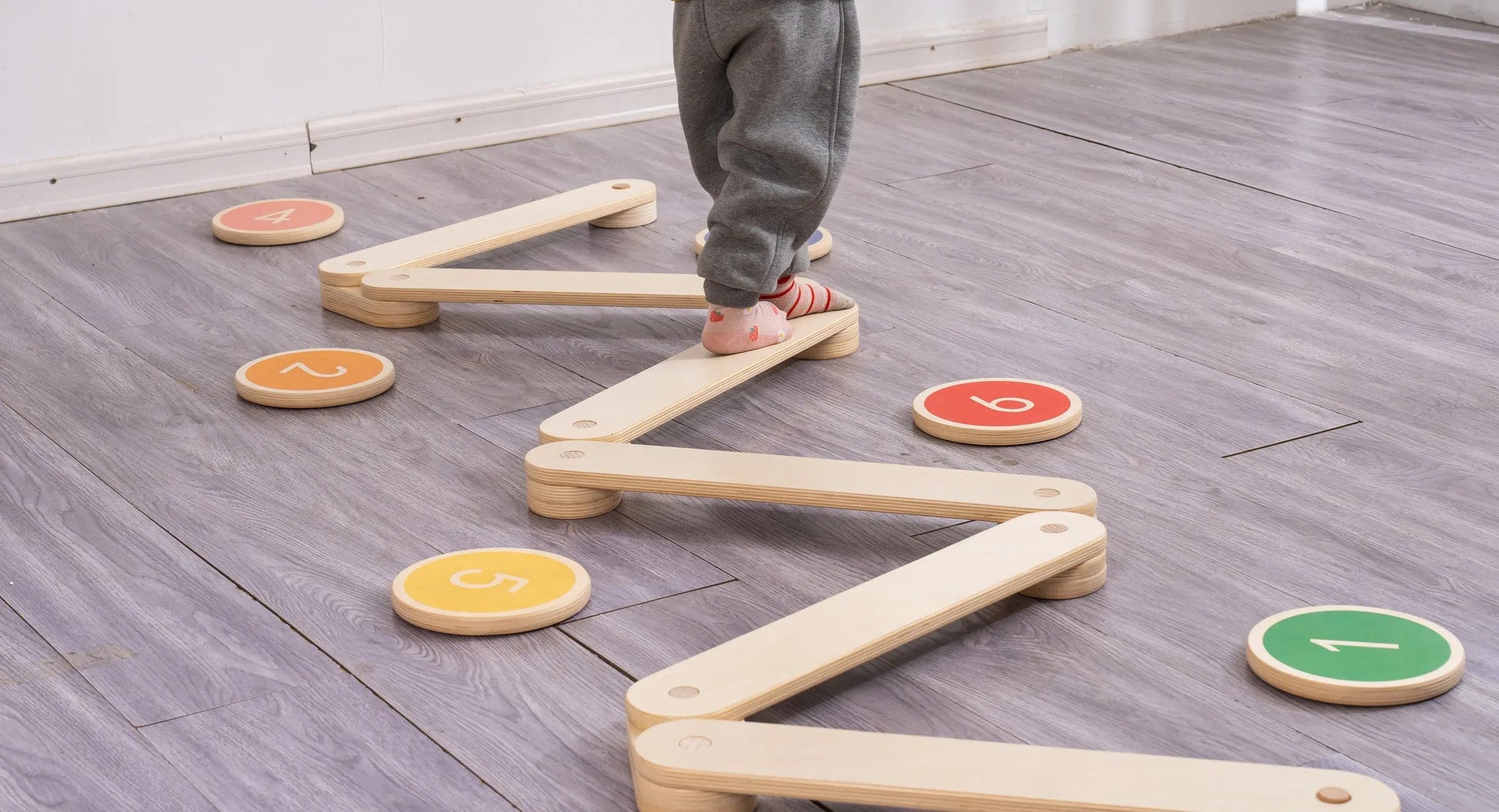 Tiny Steps-Numerical stepping stones kinderhuis